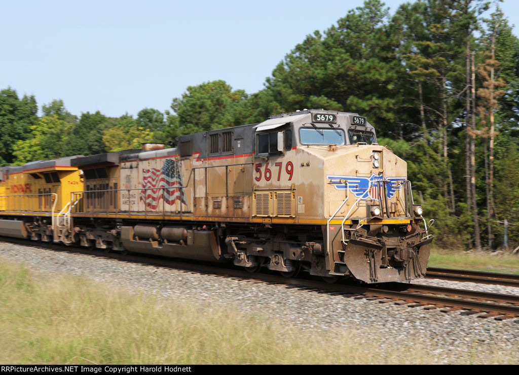 UP 5679 on NS train 6W4